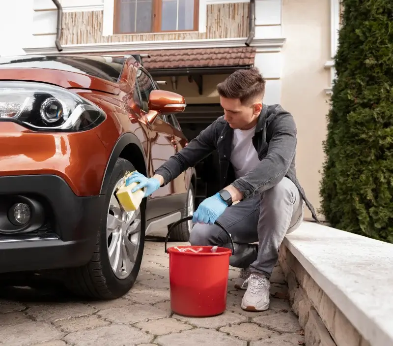 Lavage auto à domicile Lantages : professionnel intervenant sur un véhicule